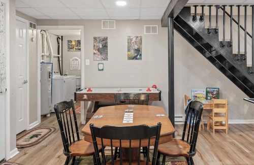 Briar Crest Woods House | Ridge Retreat by AvantStay | Game Room, Covered Porch, & Fire Pit!