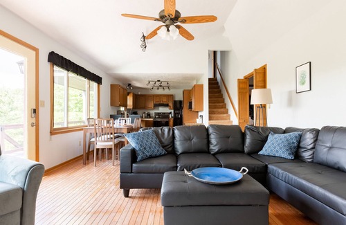 Burnsville Cottage | Ridgetop Retreat near Asheville, Hot Tub & Views!