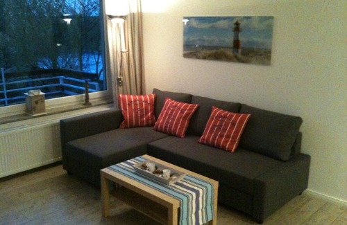 Busum Apartment | 🚨 Right on the sandy beach, sunny balcony, quiet location, WiFi 🚨