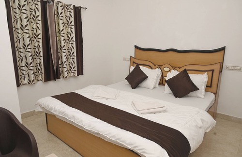 Lake Swaroop Sagar Hotel | Rising Shemesh