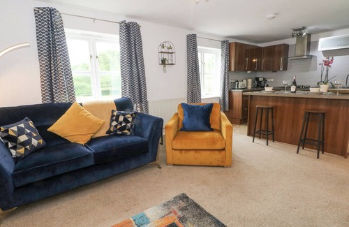 Hendrerwydd Cottage | RISING SUN COTTAGE, with hot tub in Lixwm