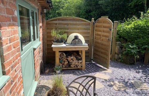 Pontesbury House | Rita's Luxury Retreat with Swedish Hot tub and Wood Fuelled Pizza Oven