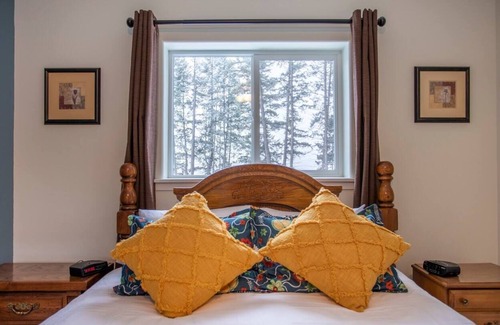 Kalispell Cottage | River access! Kid friendly 3 bed home, huge yard!