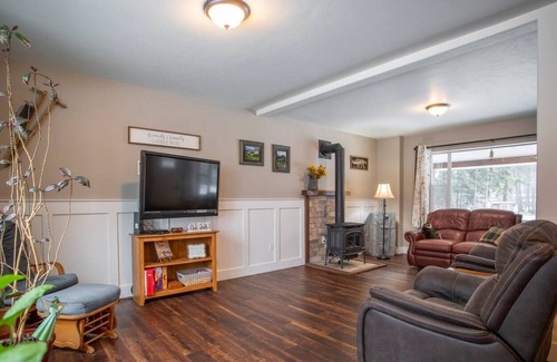 Kalispell Cottage | River access! Kid friendly 3 bed home, huge yard!