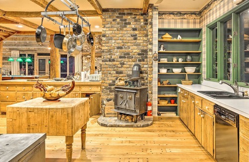 Cullowhee Villa | River Access + Mtn Views: Cullowhee Lodge!