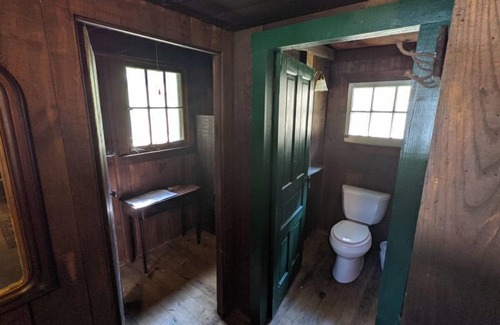 Hopewell House | River Cabin: Single Family Getaway On The River