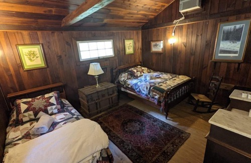 Hopewell House | River Cabin: Single Family Getaway On The River