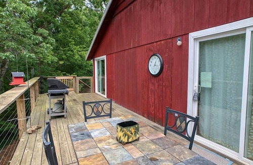 Brookline Station Cabin | River cabin w access. close to town. 35 foot deck