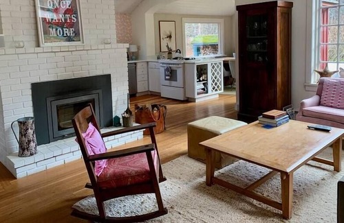 Claryville House | River Cottage - Cheerful cottage on a River