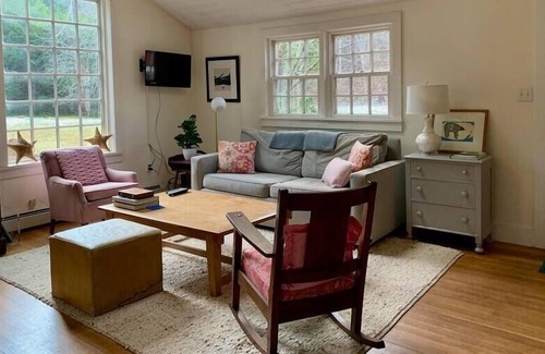 Claryville House | River Cottage - Cheerful cottage on a River