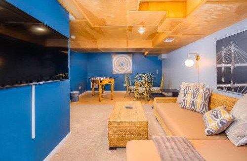 Appleton House | River Drive Retreat - Family Neighborhood sleeps 10