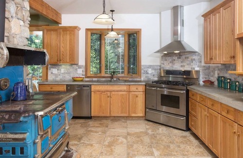 Nye House | River Island House - Luxury Mountain Riverfront Log Home, Nye, Montana