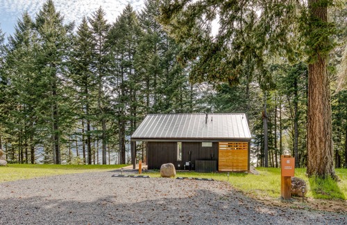 Stevenson Cabin | River & mountain view cabin with geothermal hot tub, outdoor shower & deck