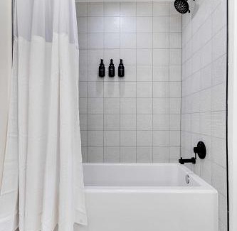 Downtown Chicago Apartment | River North Rooftop With In and Out Parking 6