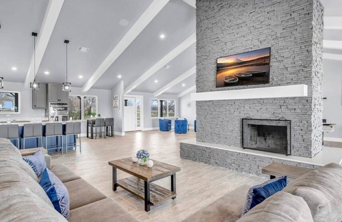 Kingsland House | River Oaks Luxury Lakeshore | Concierge Services Available