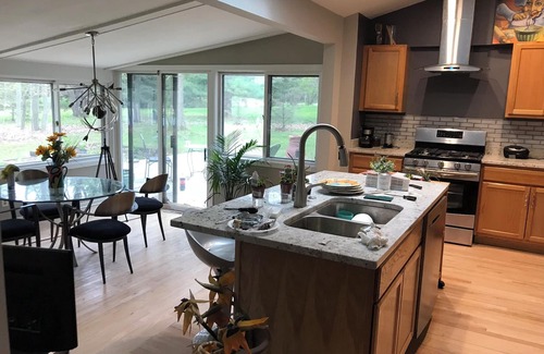 Mequon House | River Retreat and Executive Rental - 5BR