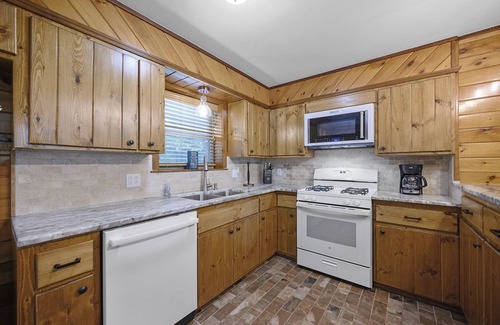 Broken Bow Cabin | River Ridge ~ 2 story riverfront cabin with hot tub, game room and kayaks