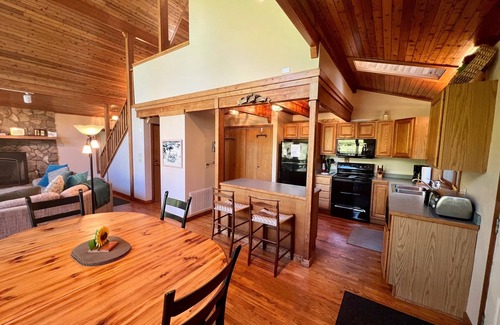 Boone Ski Chalet | River Ridge B-28 Riverfront, firepit, jacuzzi.