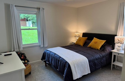 Ann Arbor House | River Rock Guest House, Minutes to Ann Arbor, on the Huron River & B2B Trail