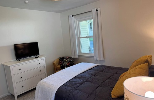 Ann Arbor House | River Rock Guest House, Minutes to Ann Arbor, on the Huron River & B2B Trail