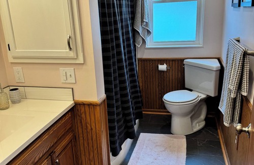 Ann Arbor House | River Rock Guest House, Minutes to Ann Arbor, on the Huron River & B2B Trail