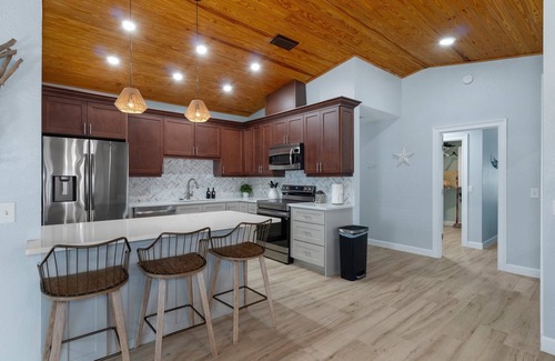 Homosassa House | River's Edge Retreat-3/3.5, sleeps 9, waterfront with dock! Newly Remodeled!