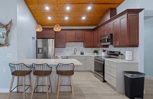 Homosassa House | River's Edge Retreat-3/3.5, sleeps 9, waterfront with dock! Newly Remodeled!
