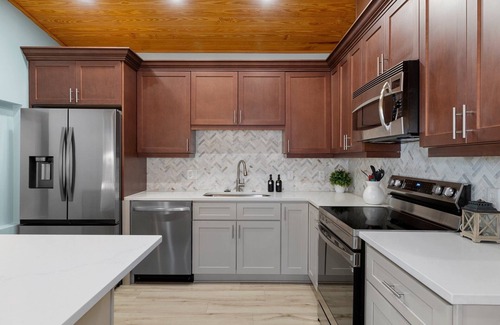 Homosassa House | River's Edge Retreat-3/3.5, sleeps 9, waterfront with dock! Newly Remodeled!
