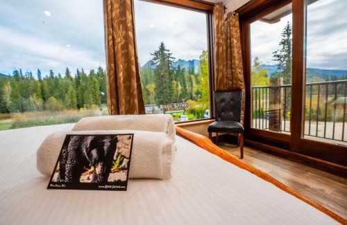 Blue River House | River Safari Bear Den