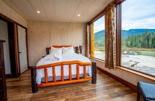 Blue River House | River Safari Bear Den