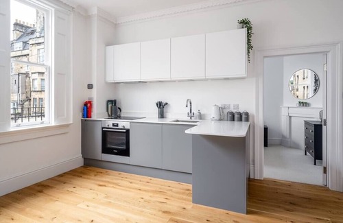 Upper Town Apartment | River Street View Sum