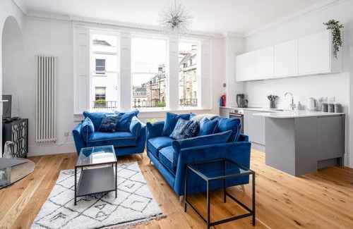 Upper Town Apartment | River Street View Sum