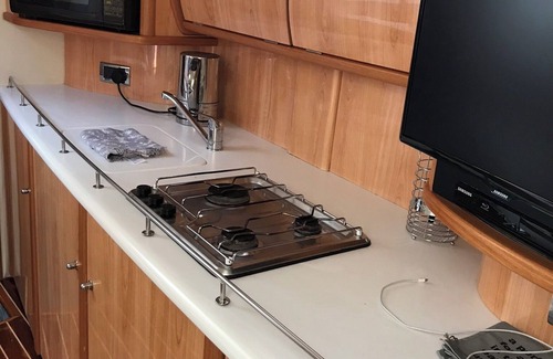 Runnymede Boat Rental | River Thames Relaxation , Entire motor Yacht ⚓️