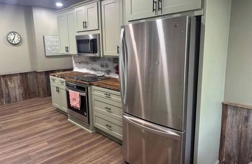 Gallipolis Ferry House | RiverBreeze Lodge on the Ohio/Hot Tub Game Room