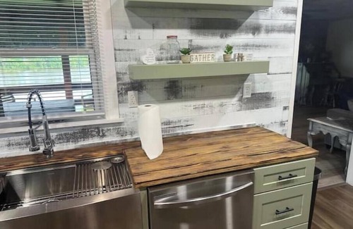 Gallipolis Ferry House | RiverBreeze Lodge on the Ohio/Hot Tub Game Room