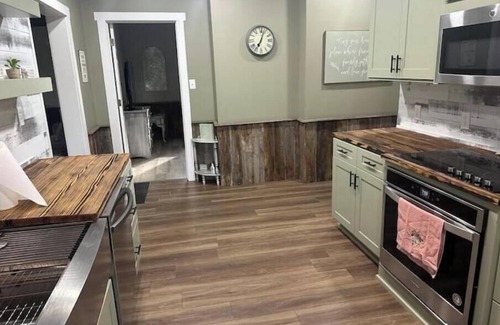 Gallipolis Ferry House | RiverBreeze Lodge on the Ohio/Hot Tub Game Room