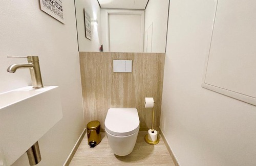 Kaisermuhlen Apartment | Riverfront Apartment with Balcony & AC