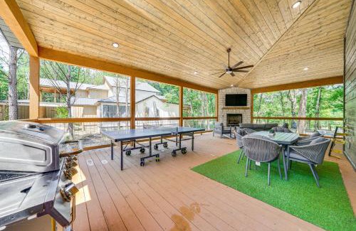 Broken Bow House | Riverfront Broken Bow Cabin with Private Hot Tub!
