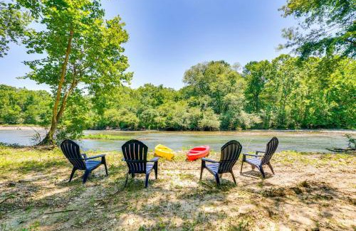 Broken Bow House | Riverfront Broken Bow Cabin with Private Hot Tub!