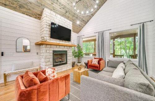 Broken Bow House | Riverfront Broken Bow Cabin with Private Hot Tub!