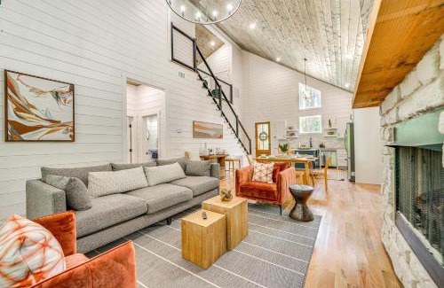 Broken Bow House | Riverfront Broken Bow Cabin with Private Hot Tub!