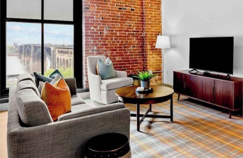Downtown St. Louis Apartment | Riverfront DWTN Loft - W/D- Gated Parking