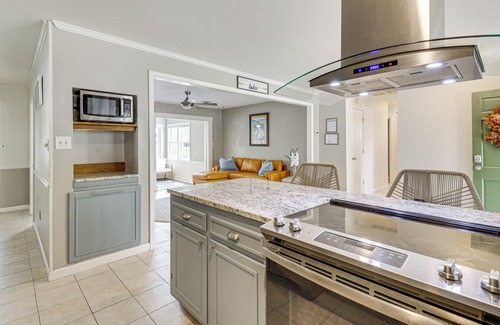 Coliseum Central House | Riverfront Fun: Quiet Home Near Hampton Coastline