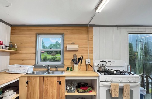 Northeast Somerset Cottage | Riverfront Haven -River access (Cabin 1)