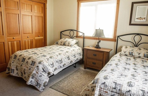 Mount Shasta Cabin | *RIVERFRONT* Mountain Lodge! Near Shasta Ski Park,Shasta Lake & Castle Crags!