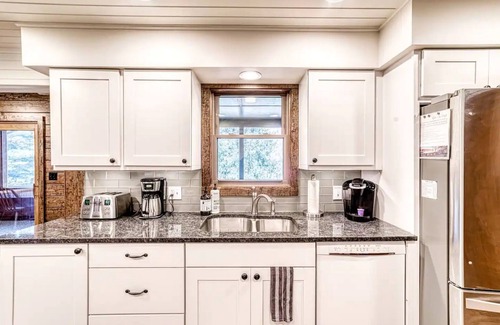 Rileyville Cabin | Riverfront property - kayaks, hot tub, fire pit!