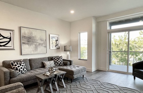The Dalles House | Riverfront TH with 3 bedrooms, modern, near Discovery Ctr., pet friendly