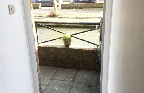 Winchester Apartment | RiverGem - Riverside Coach House