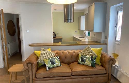 Winchester Apartment | RiverGem - Riverside Coach House