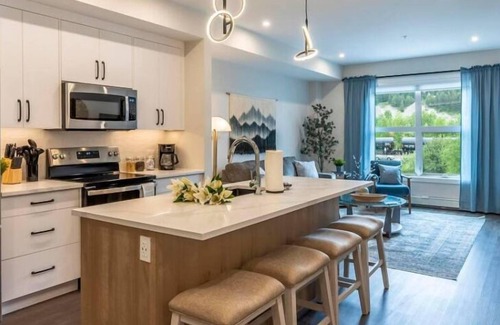 Golden Condo | Rivers Edge | Mtn Views | AC | BBQ | King Bed